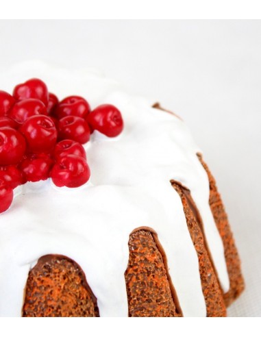 Torta decorata con ribes rossi