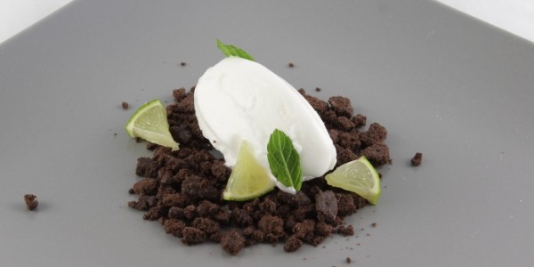 GELATO AL LIMONE CON CRUMBLE AL CIOCCOLATO E FOGLIE DI MENTOLO
